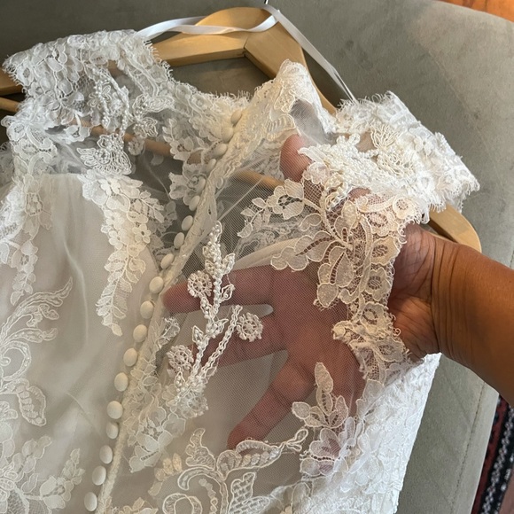 Pronovias ETQ - VESTIDO Elegant Mermaid gown crafted in rich Beautiful lace. - Picture 3 of 15